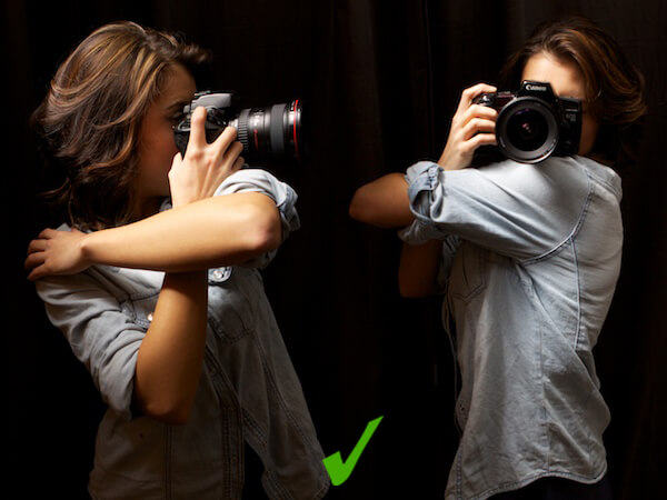 Tư thế đứng chụp - hướng dẫn cách cầm máy ảnh chuyên nghiệp để chụp ảnh sắc nét, không rung - 03